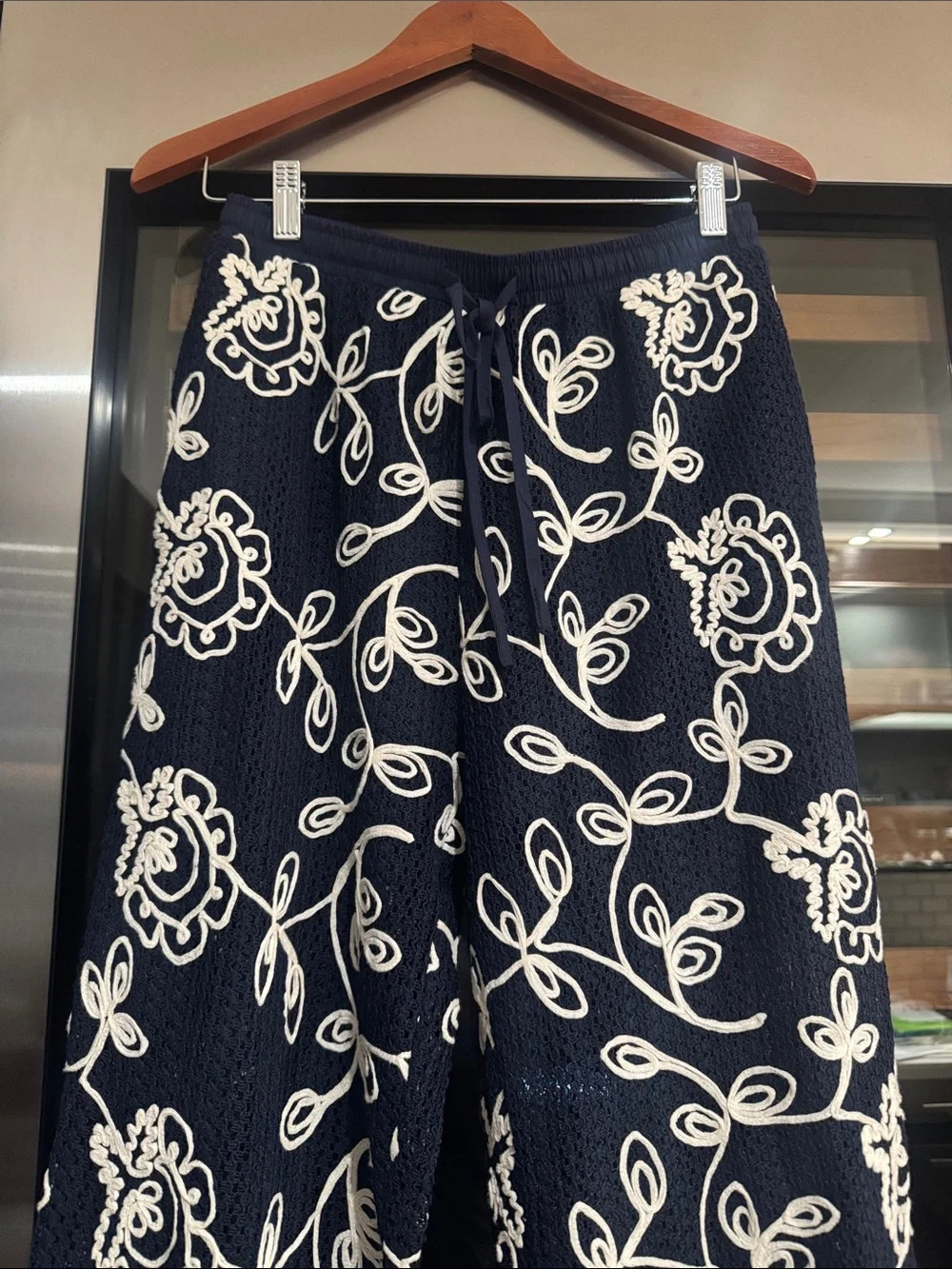 Solitaire Navy Embroidered Wide Leg Pants NWT Size M Coastal Chic - Picture 3 of 6